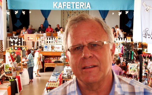 Ds Dirk van Dyk op die galery in die Pretoriussaal kort voordat hy die Kersmark hierdie week amptelik geopen het